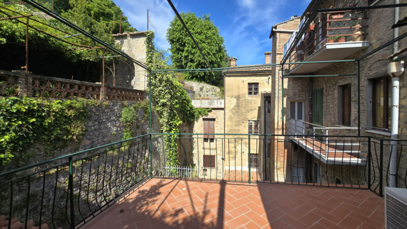 Terrassiga korter ajaloolises Volterra kesklinnas - Image 12